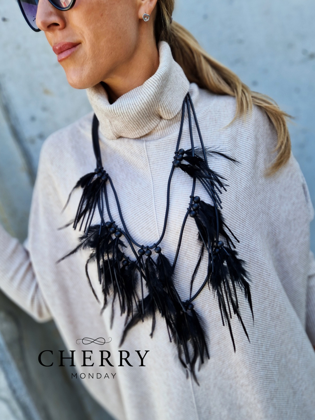 DALJSA OGRLICA S PERJEM 2