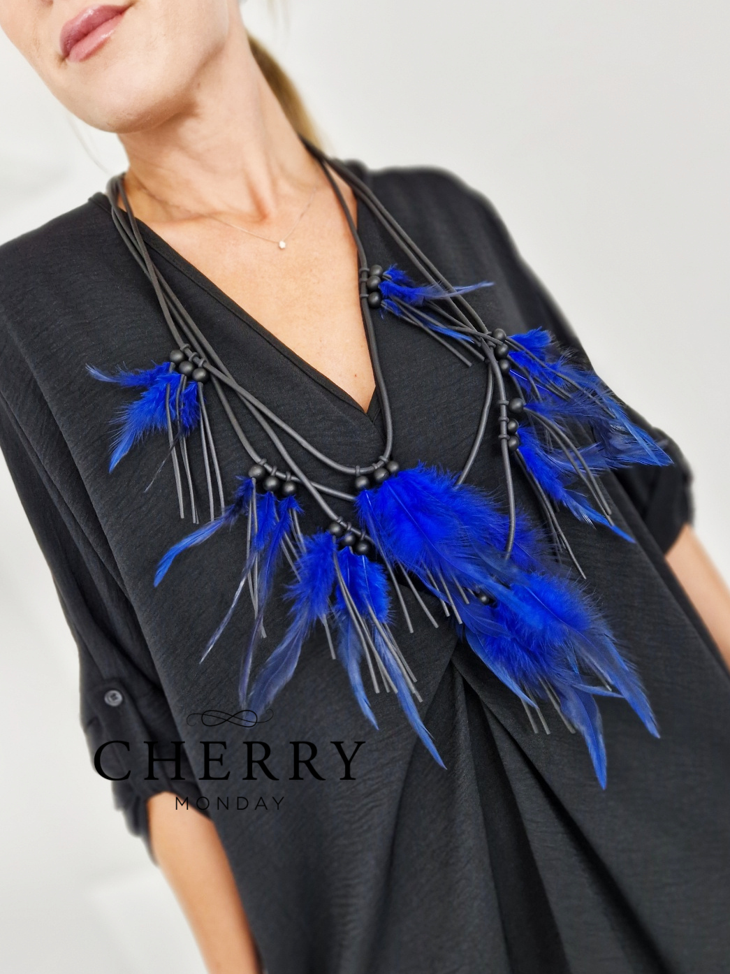 DALJSA OGRLICA S PERJEM 8