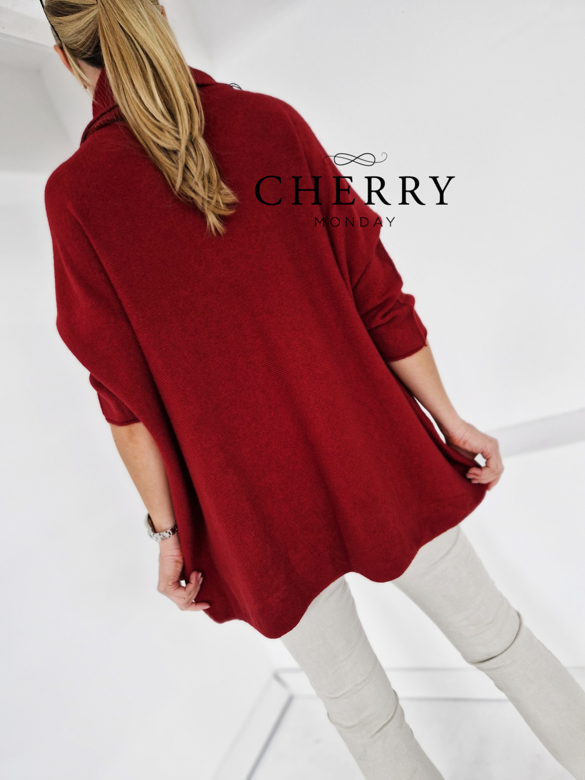 Enobarvni pulover sirokega kroja 16