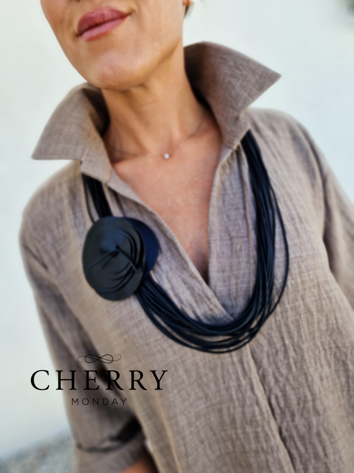 GUMIRANA OGRLICA Z VELIKIM MEDALJONOM 1