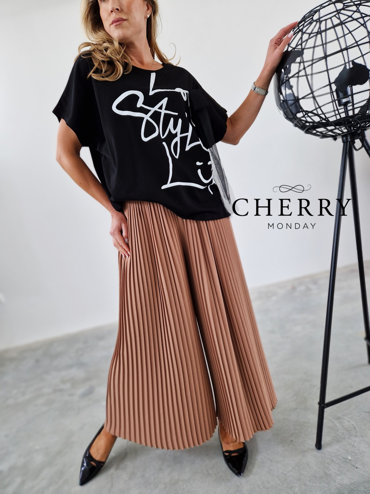 Modna majica s kratkimi rokavi in pentljo