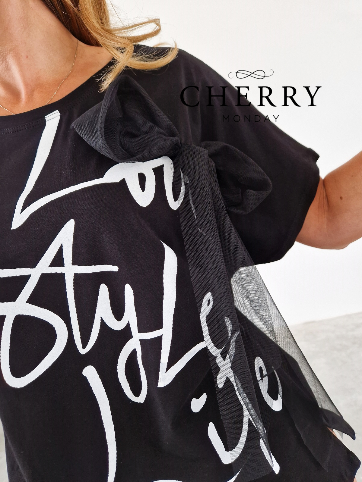 Modna majica s kratkimi rokavi in pentljo