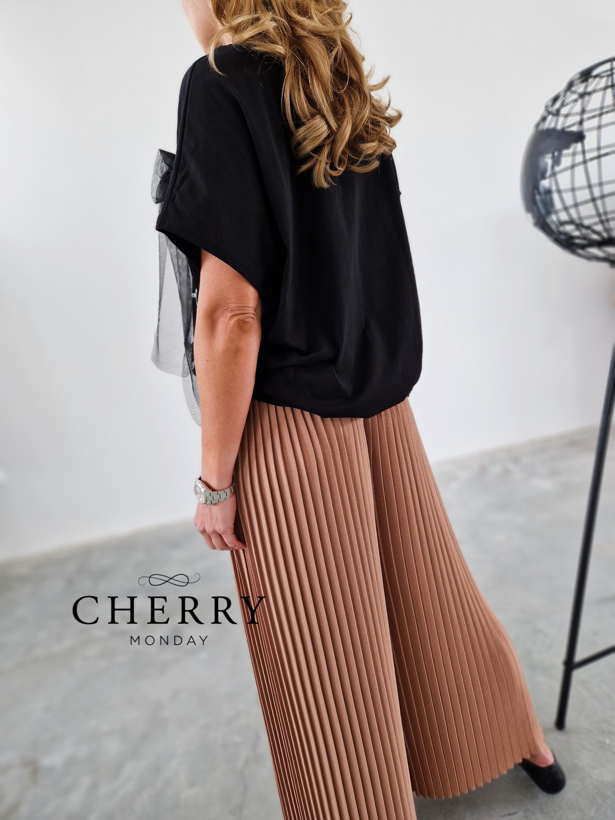 Modna majica s kratkimi rokavi in pentljo