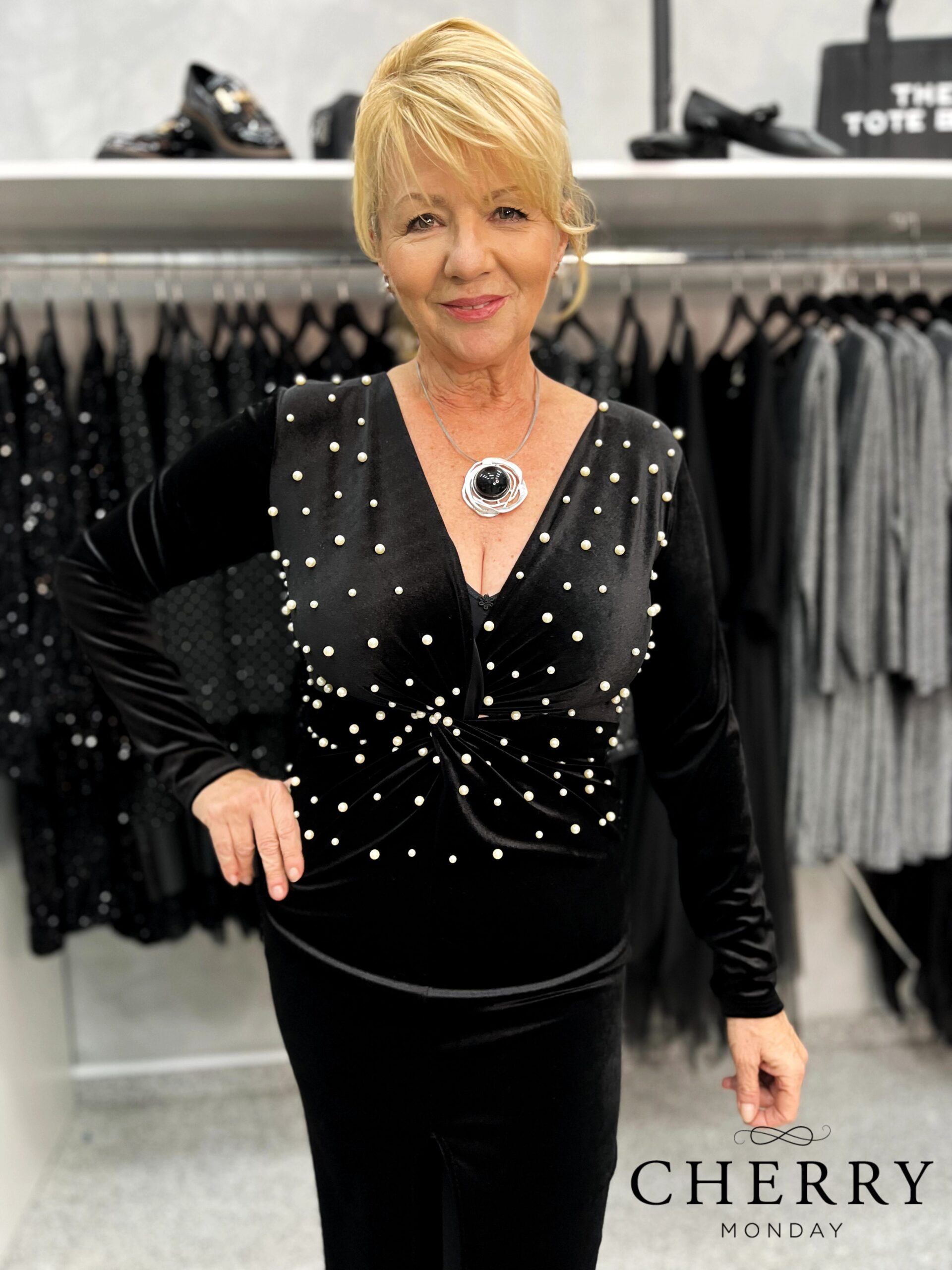 Svecana obleka s perlicami scaled