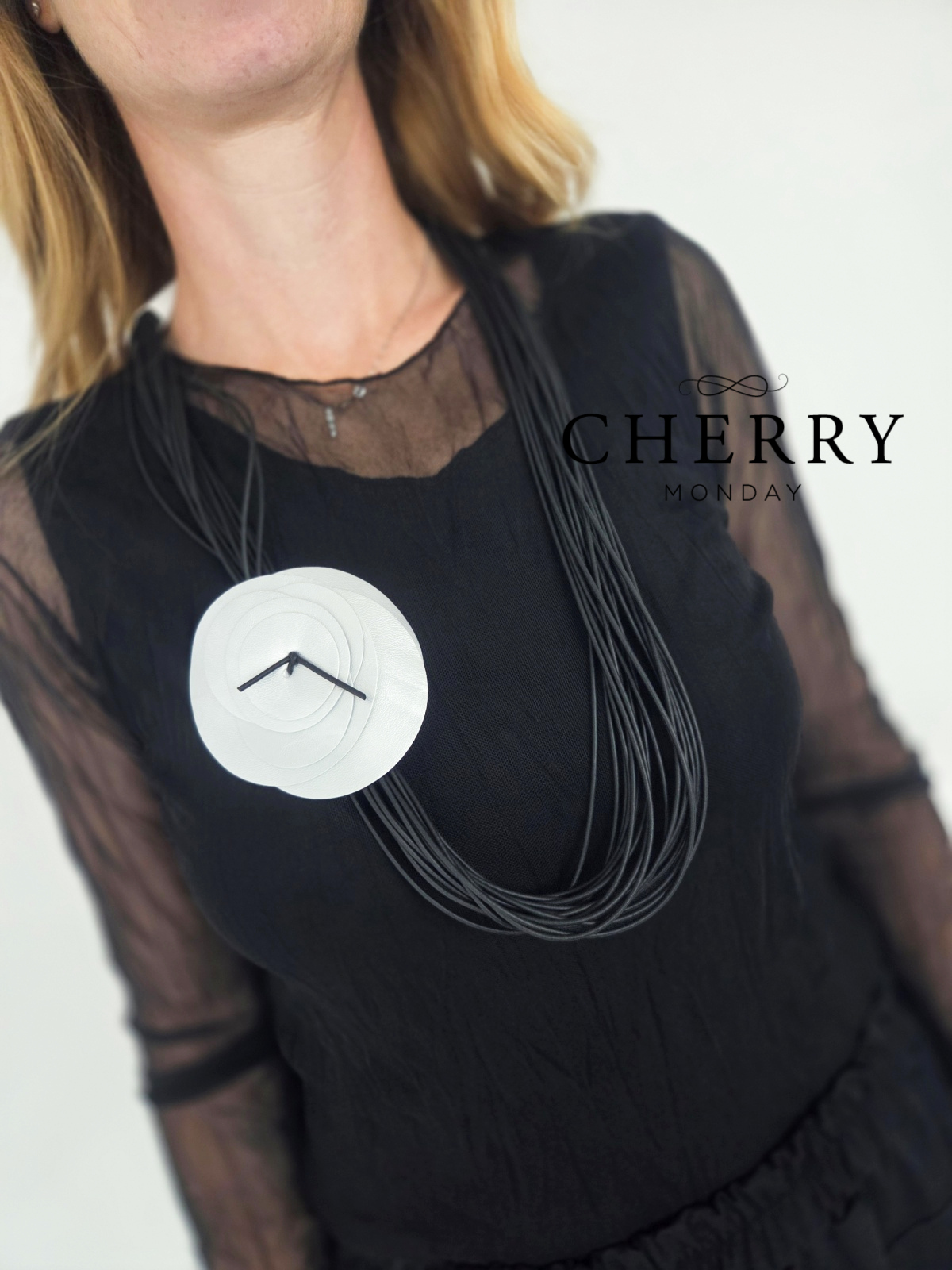 Gumirana ogrlica z velikim medaljonom