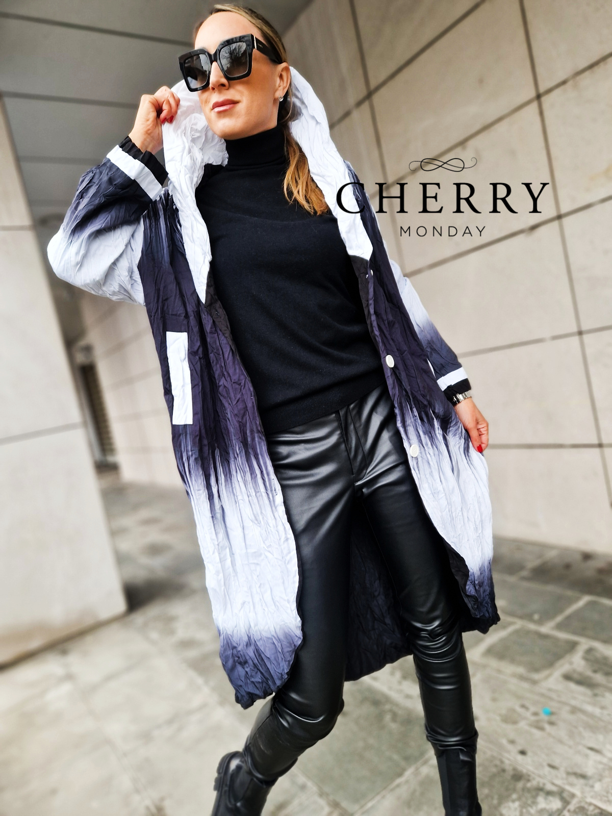 Lahkotna jakna z bogatim ovratnikom