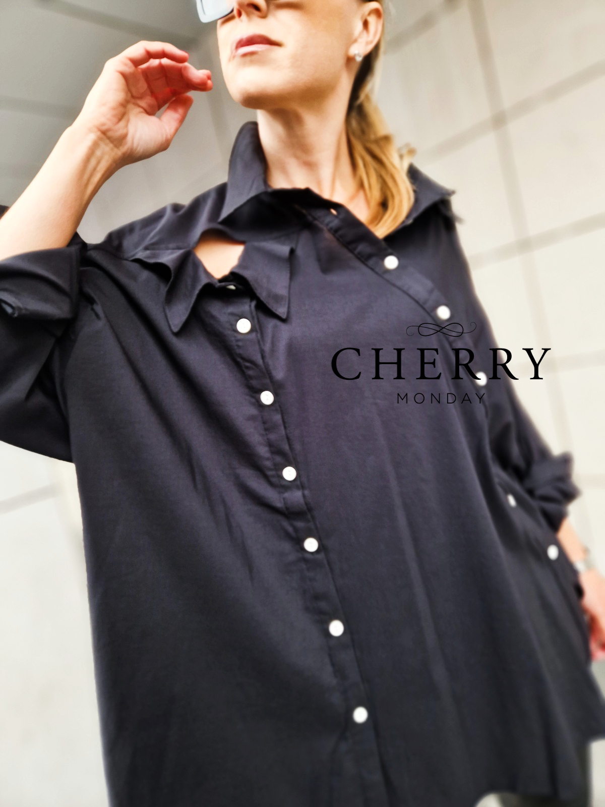 Atraktivna srajca z dvojnimi gumbi