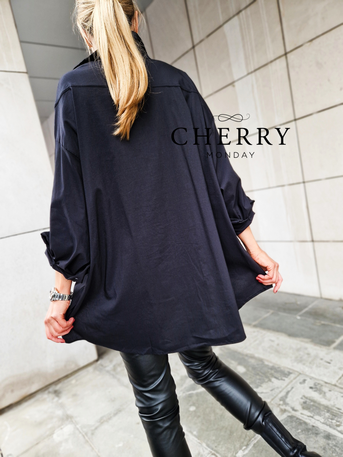 Atraktivna srajca z dvojnimi gumbi