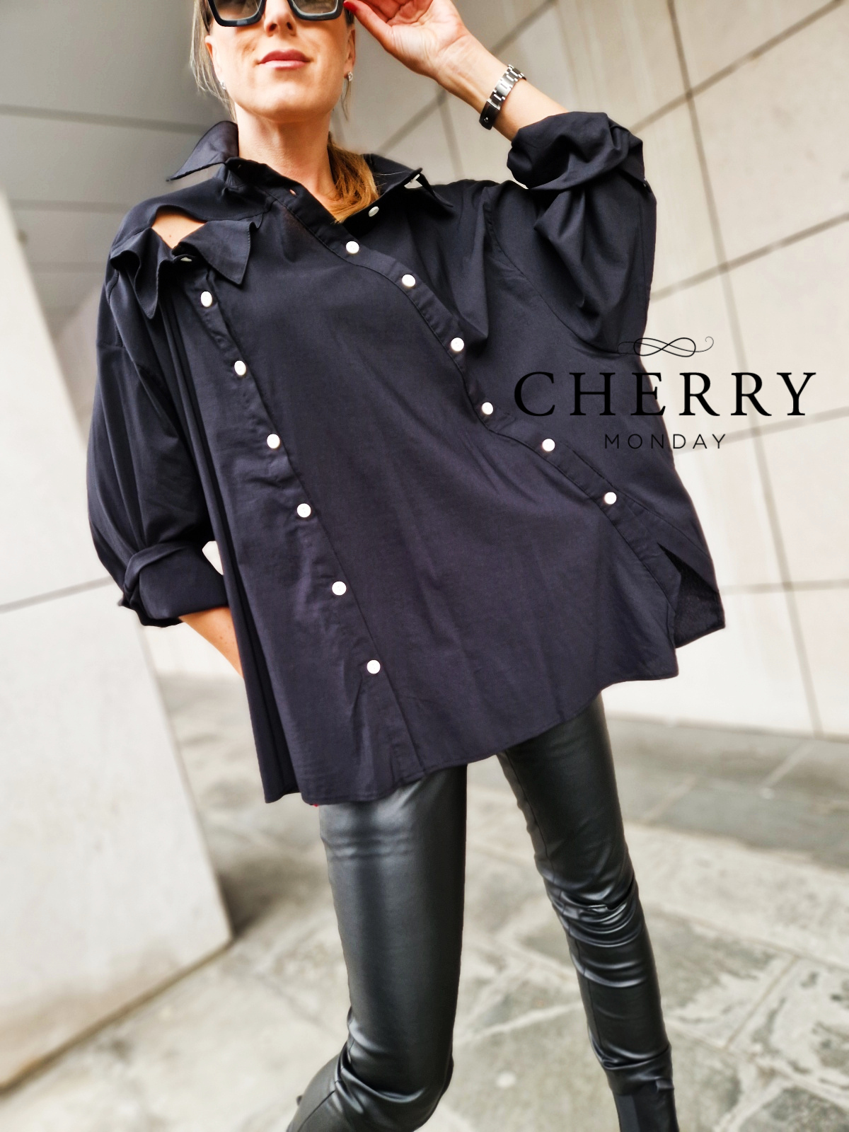 Atraktivna srajca z dvojnimi gumbi