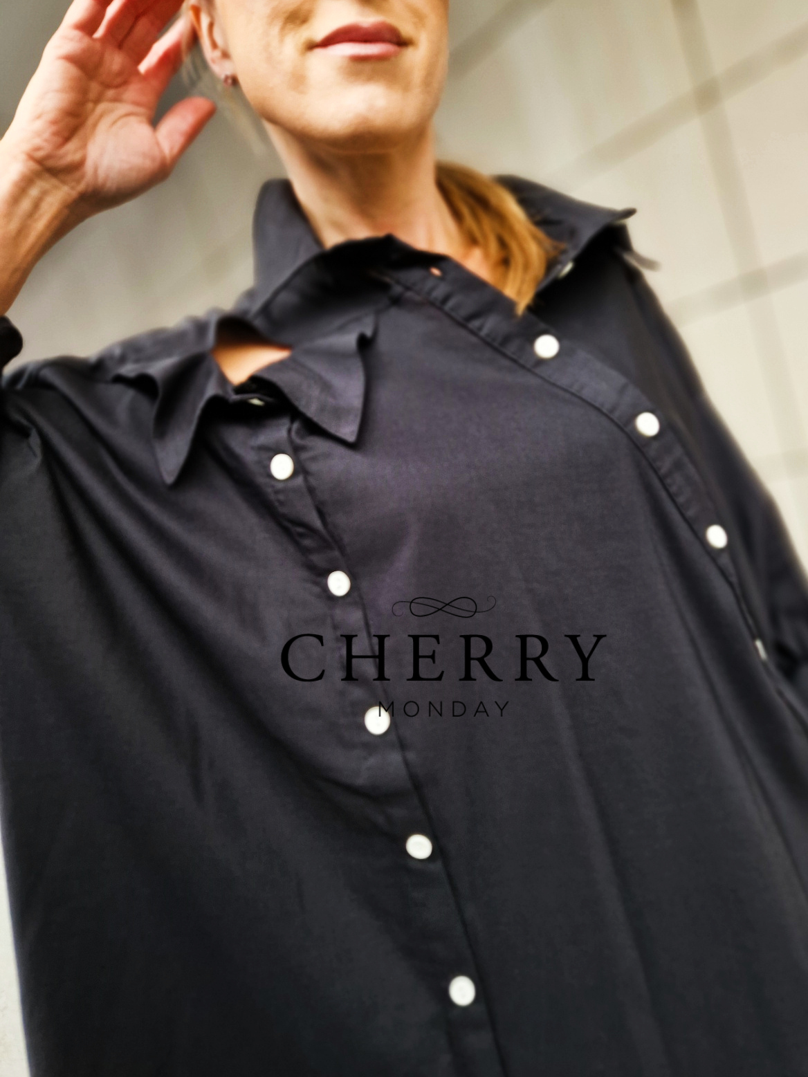 Atraktivna srajca z dvojnimi gumbi