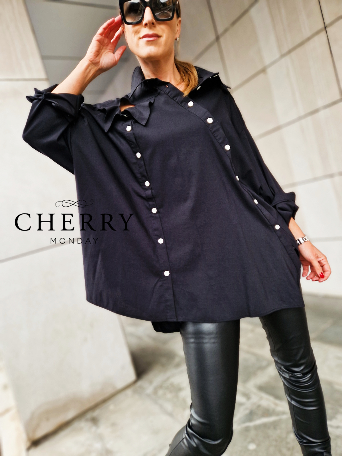 Atraktivna srajca z dvojnimi gumbi