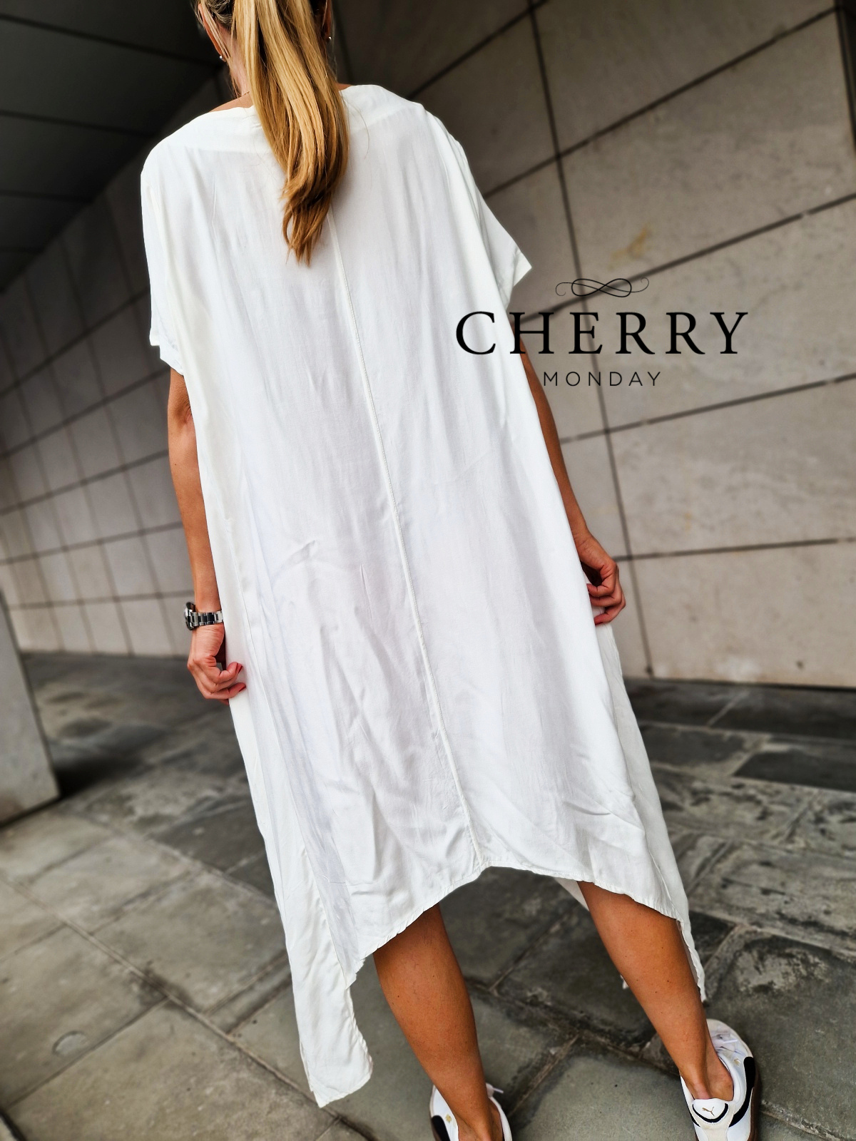 Midi obleka z našitimi žepi