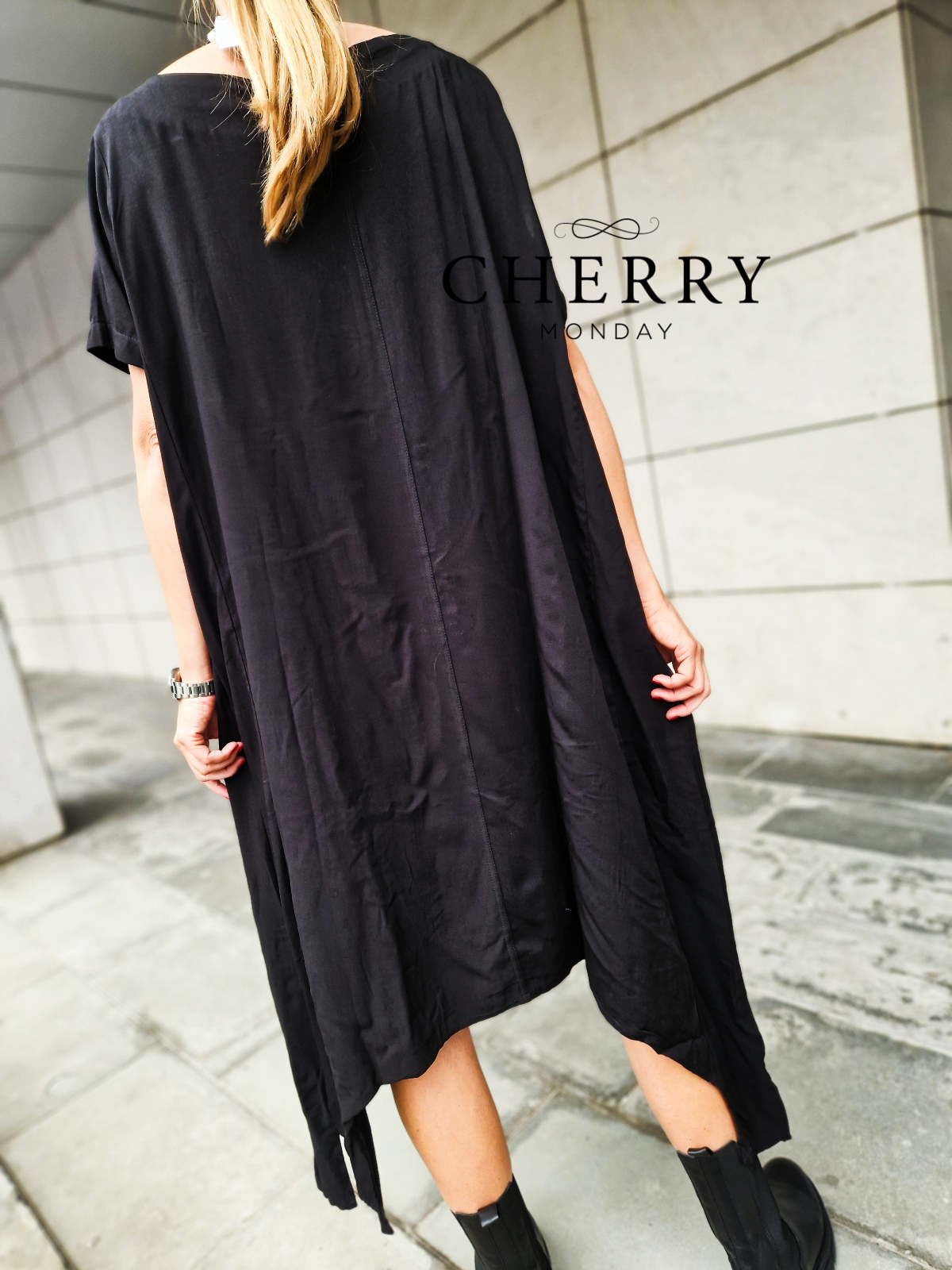 Midi obleka z našitimi žepi