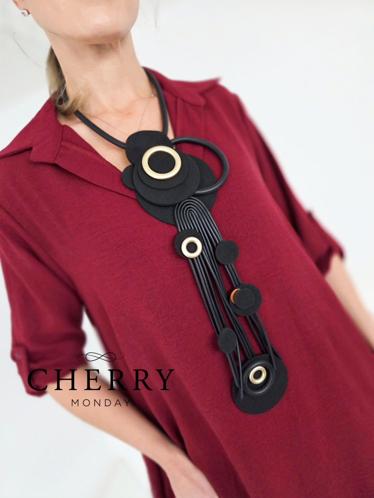 Bogata ogrlica s krogi in resicami