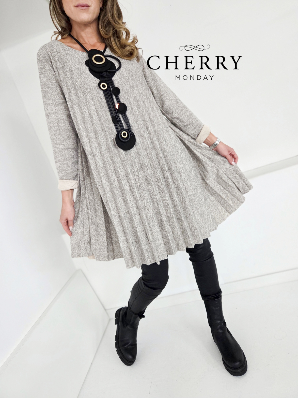 Bogata ogrlica s krogi in resicami