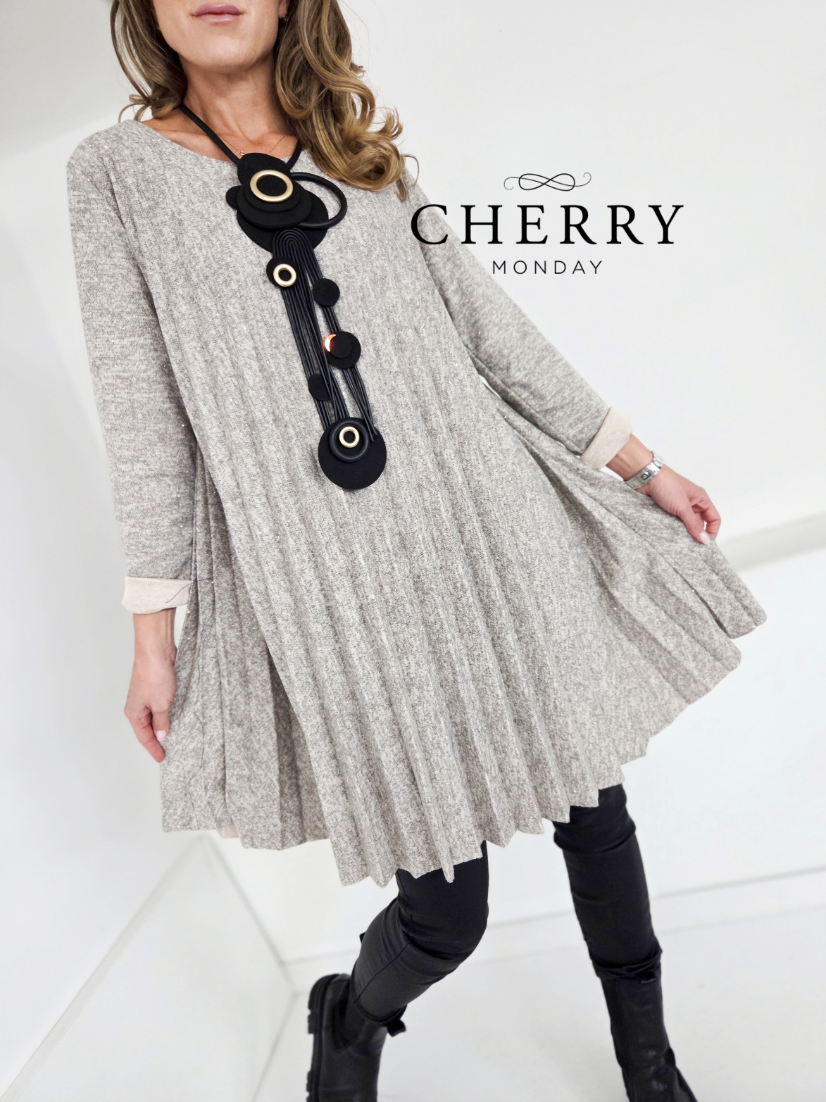 Bogata ogrlica s krogi in resicami