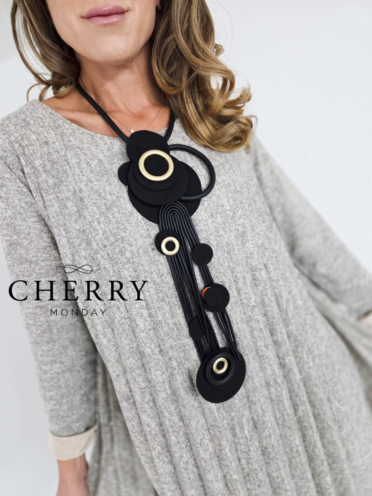 Bogata ogrlica s krogi in resicami