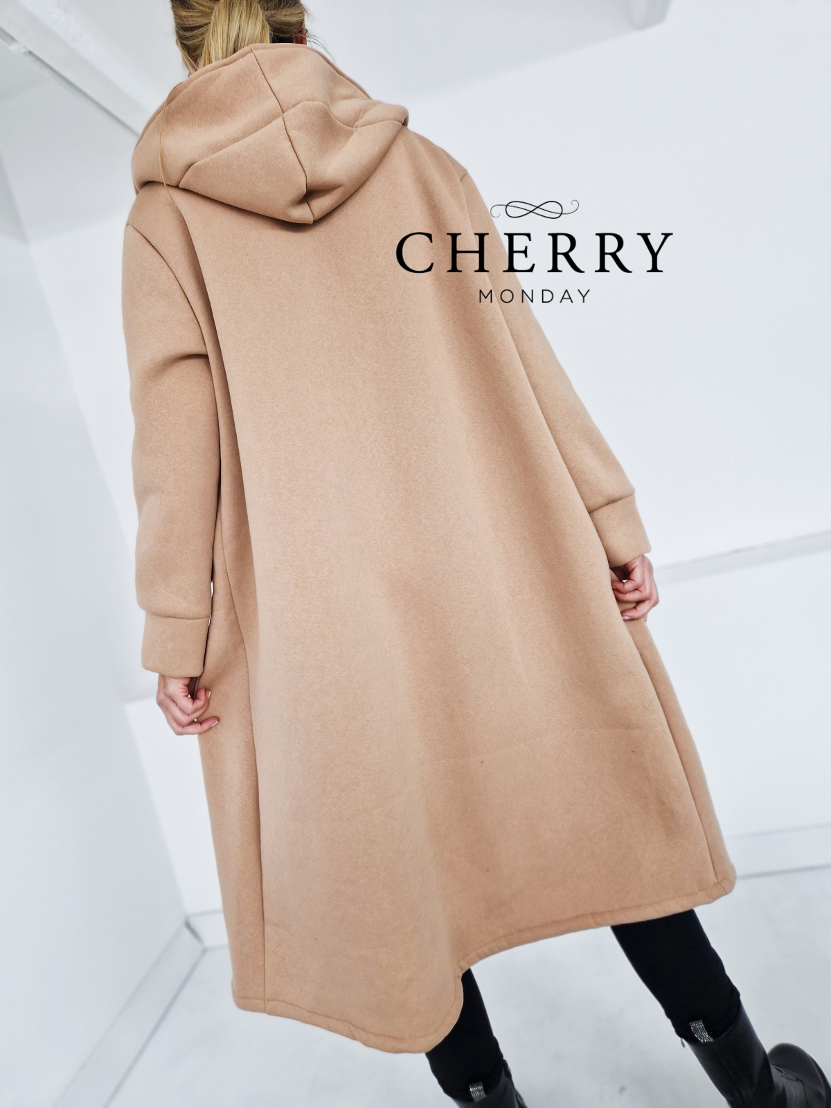 Daljša jopa / plašč z žepi in kapuco