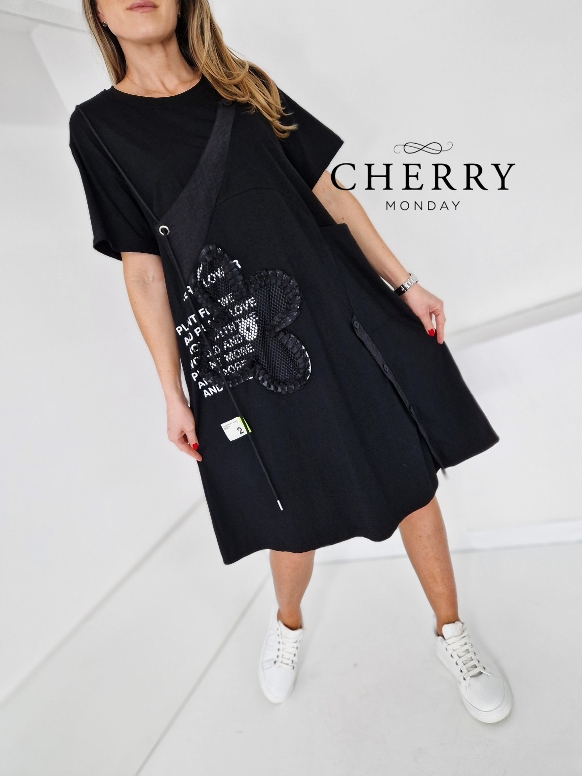 Obleka z dekorativnimi dodatki