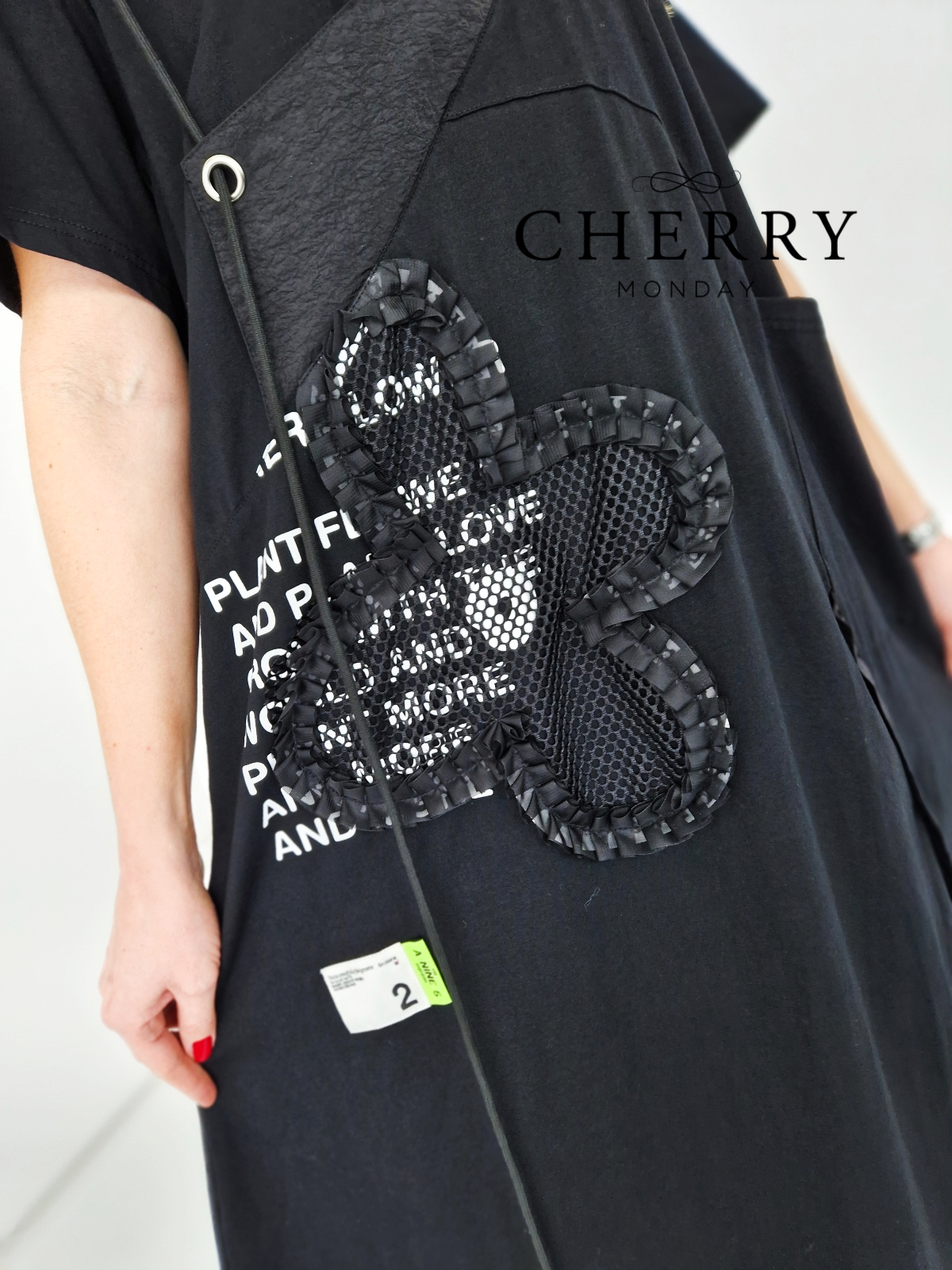 Obleka z dekorativnimi dodatki