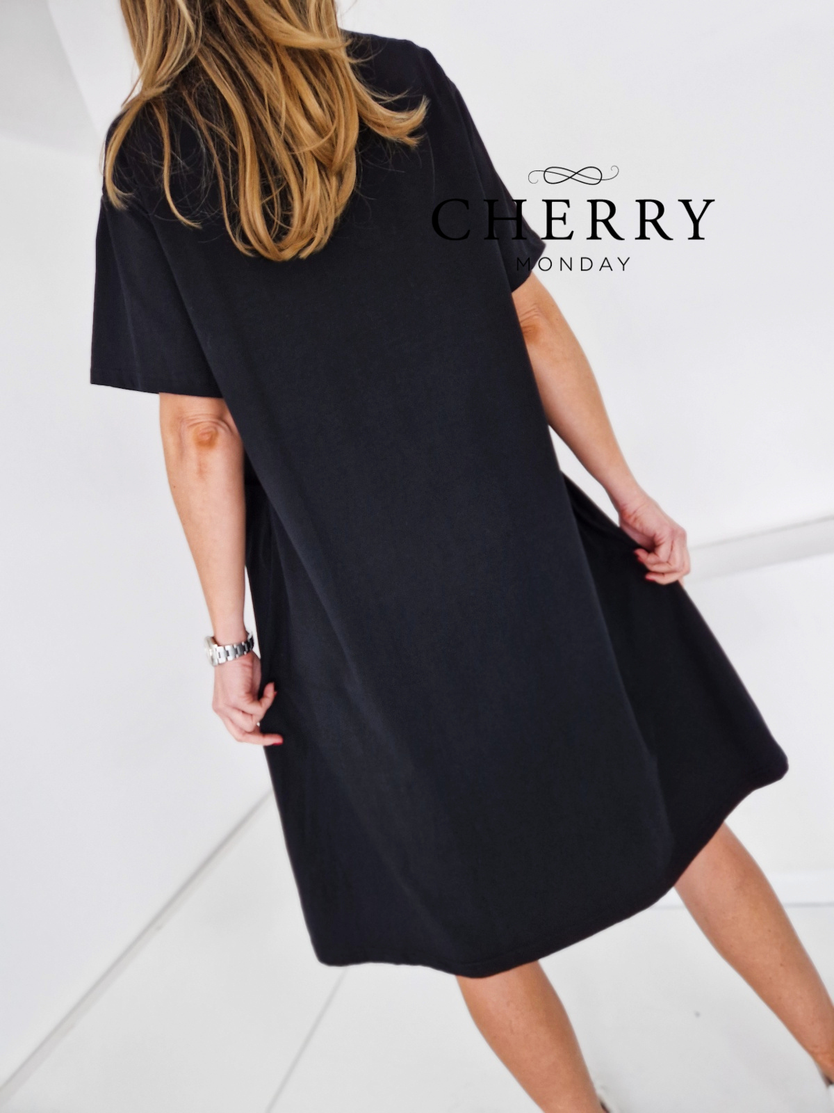 Obleka z dekorativnimi dodatki