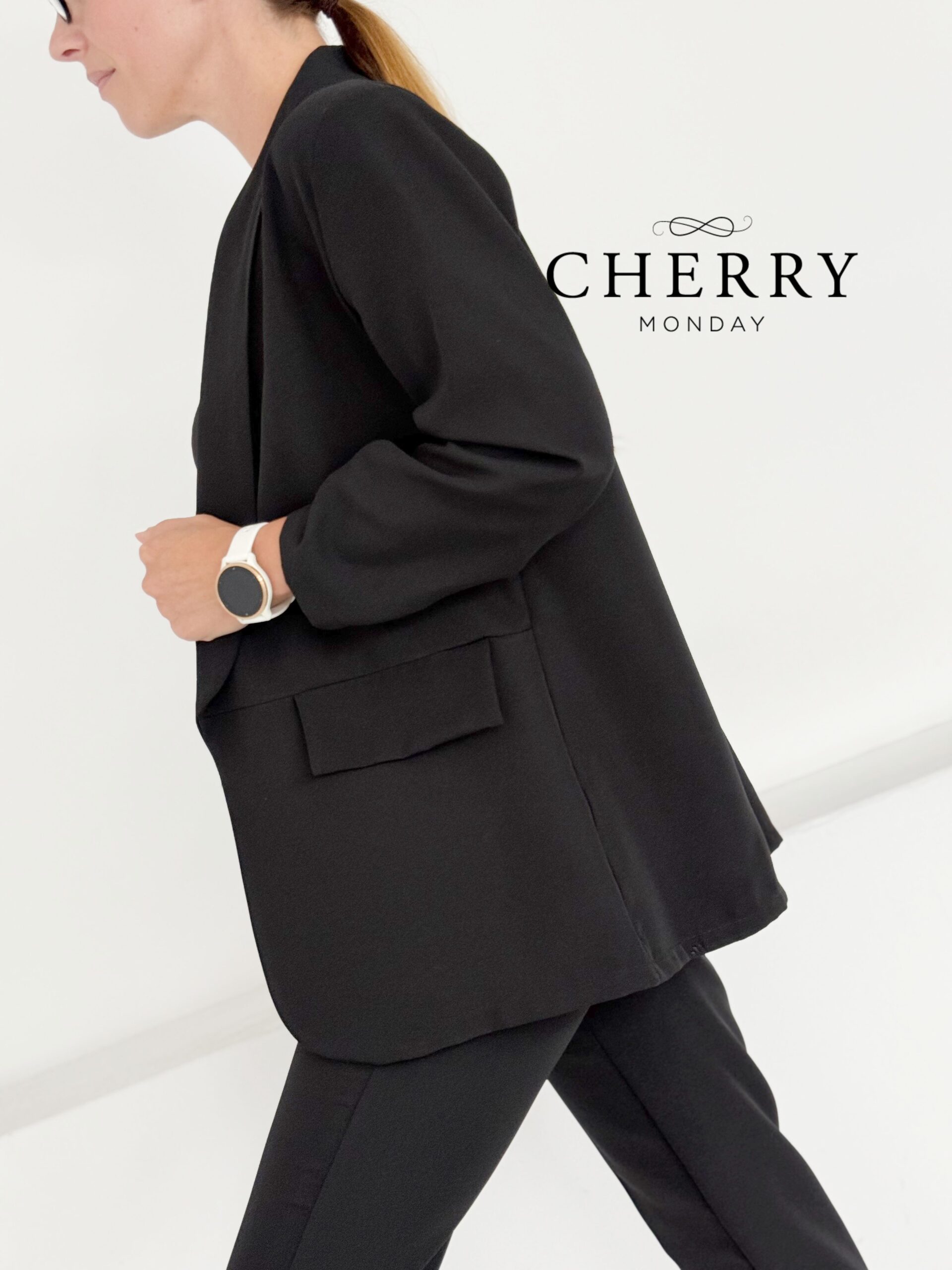 Eleganten hlačni kostim