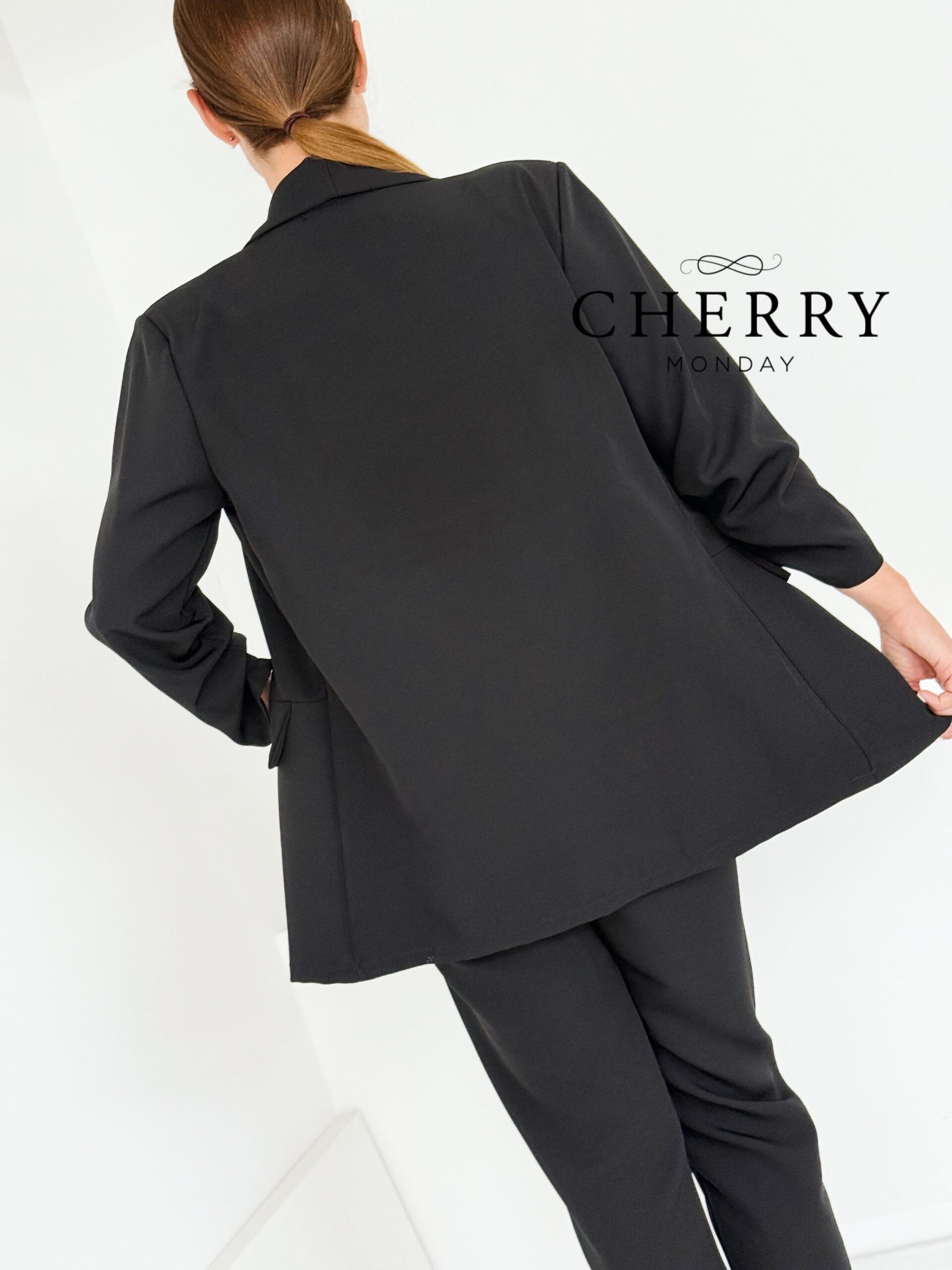 Eleganten hlačni kostim