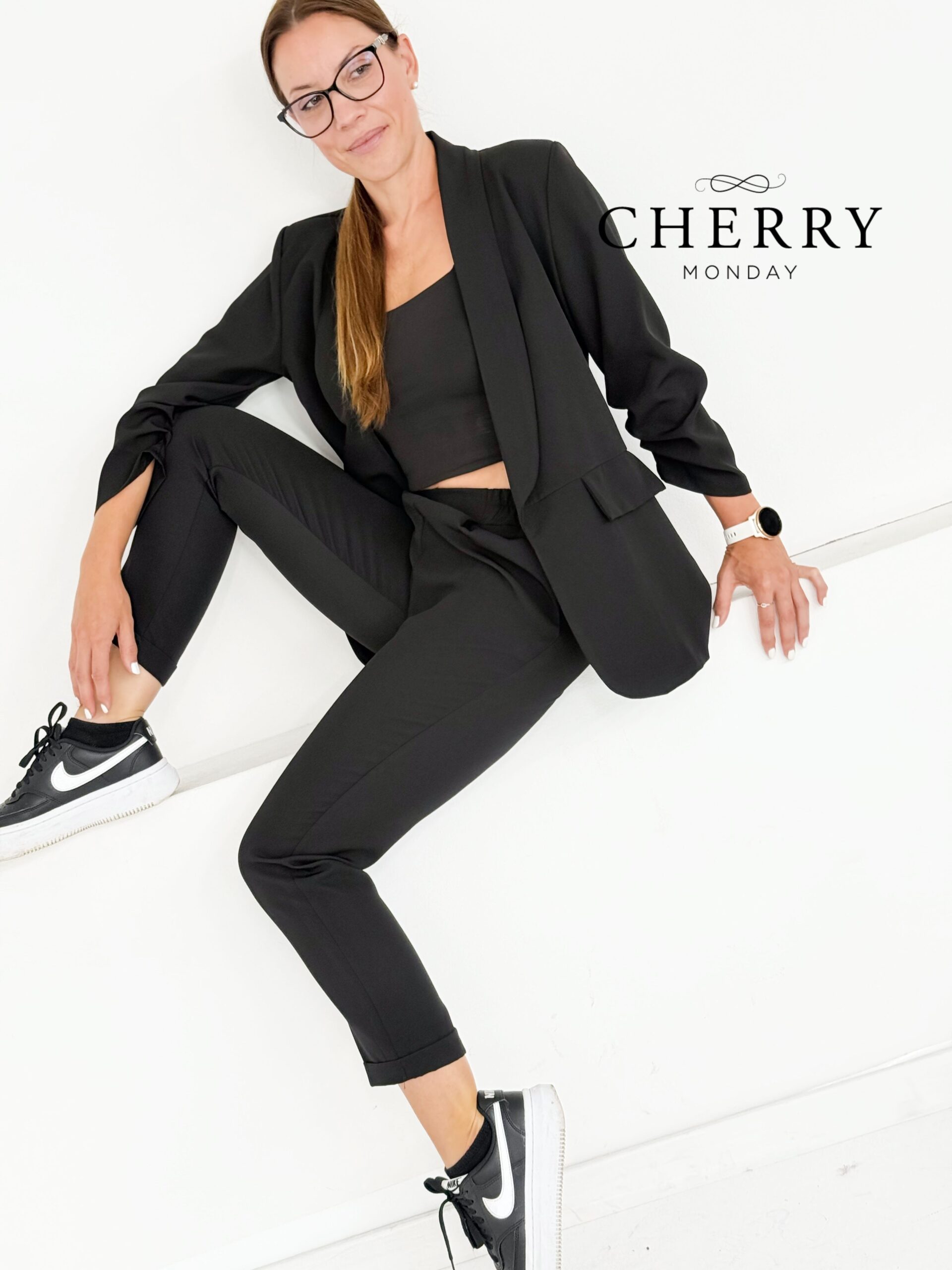 Eleganten hlačni kostim