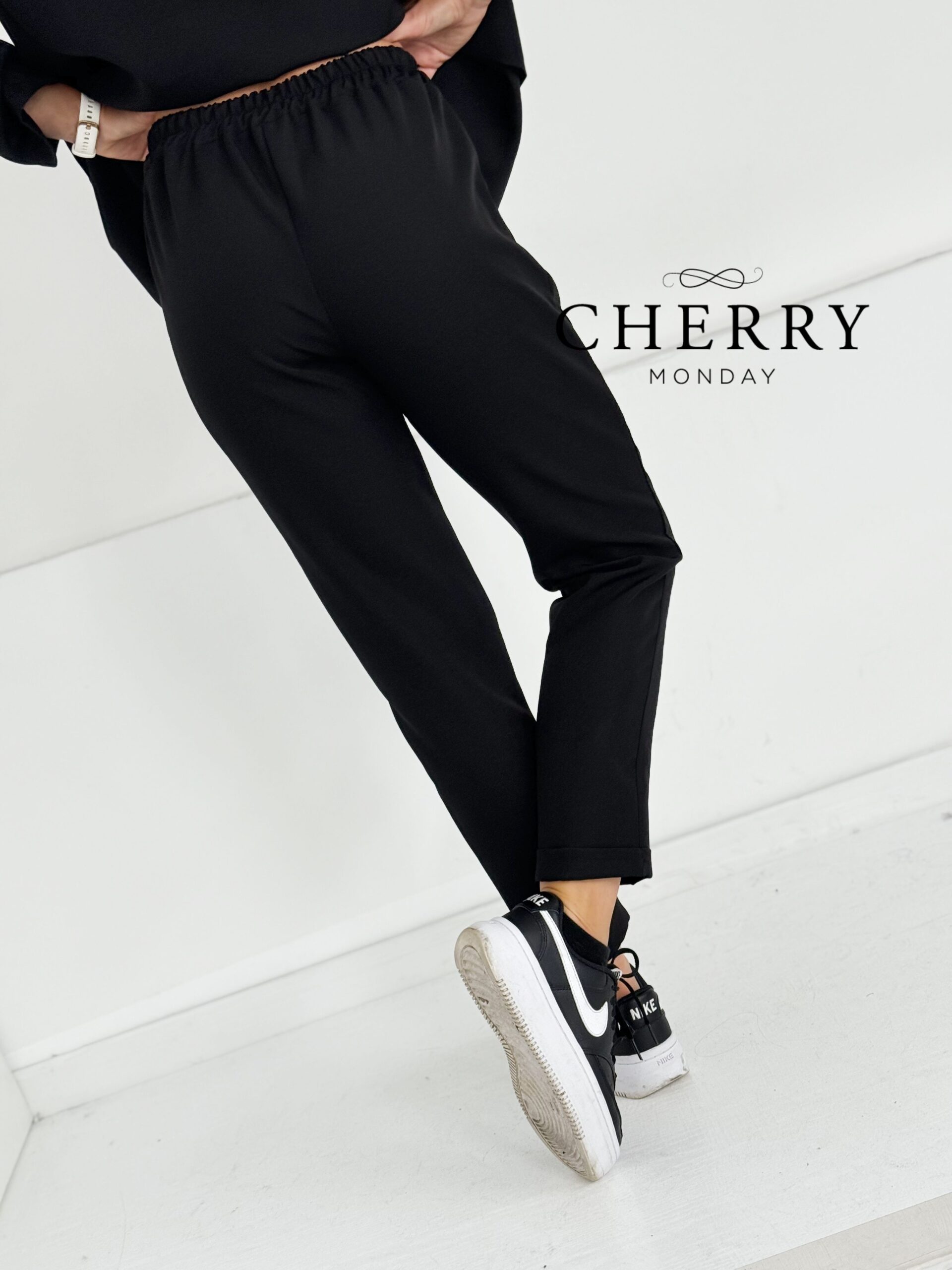 Eleganten hlačni kostim