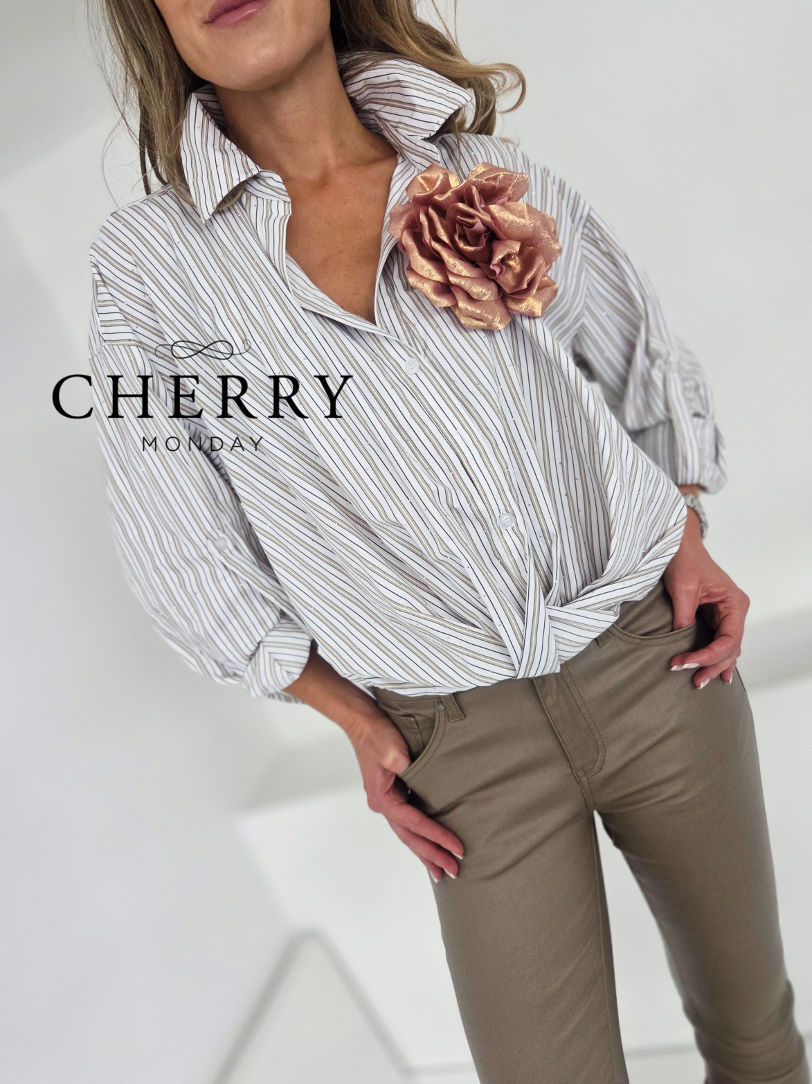 Črtasta srajca z vozlom