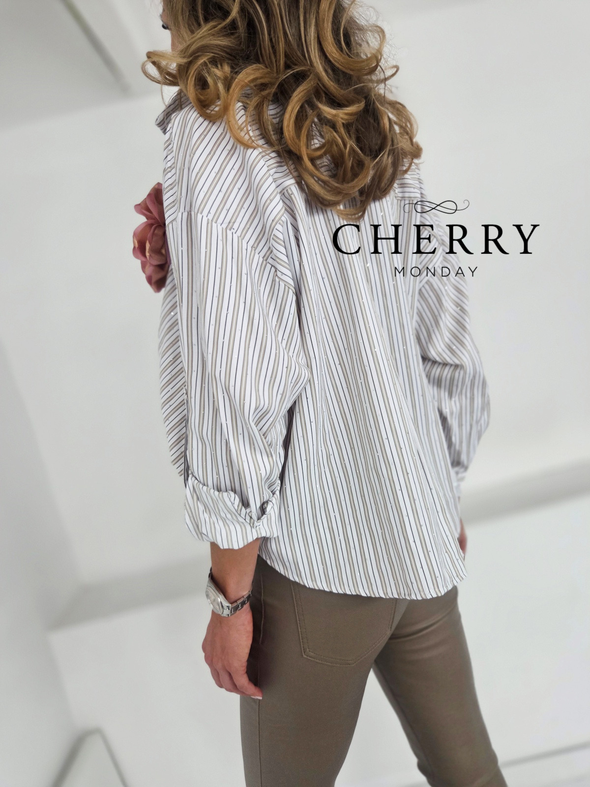 Črtasta srajca z vozlom