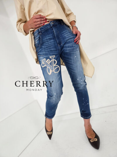 Jeans hlace z dekorativnim vezenjem Jeans hlače z dekorativnim vezenjem
