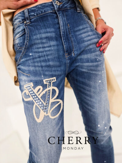Jeans hlace z dekorativnim vezenjem2 Jeans hlače z dekorativnim vezenjem