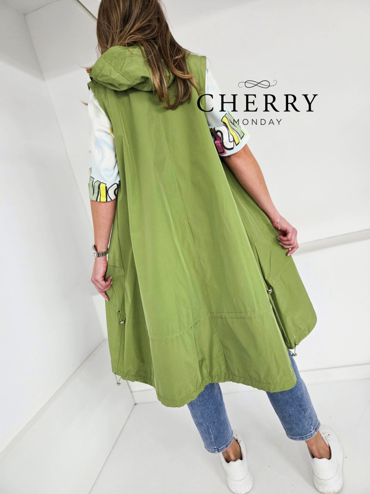 Modni brezrokavnik s kapuco