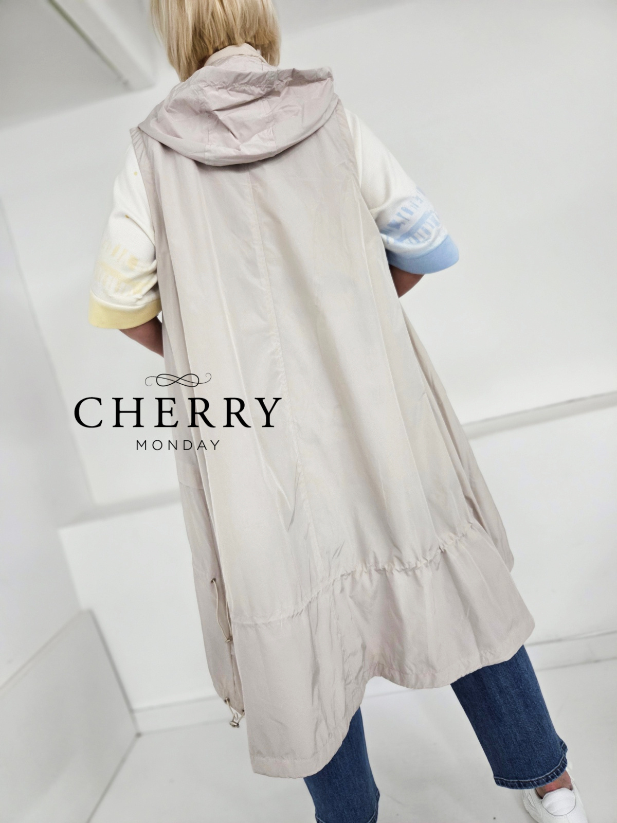 Modni brezrokavnik s kapuco