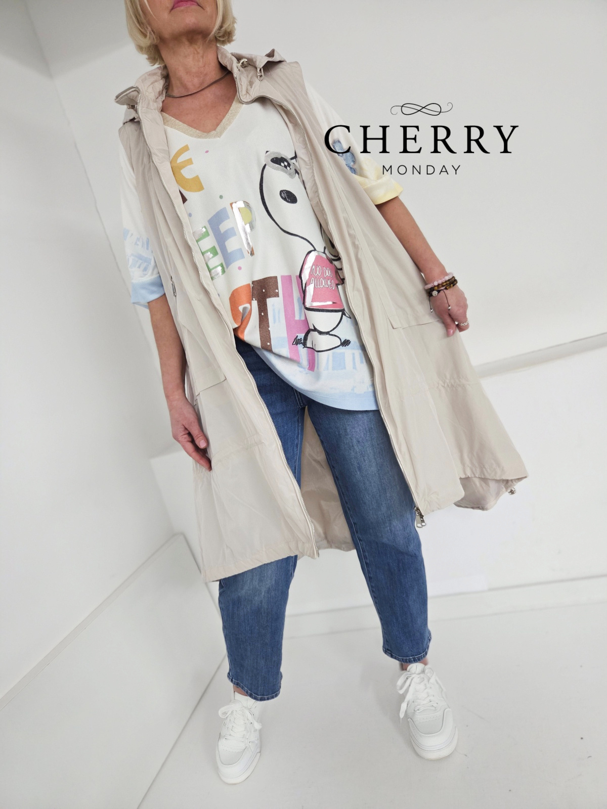 Modni brezrokavnik s kapuco