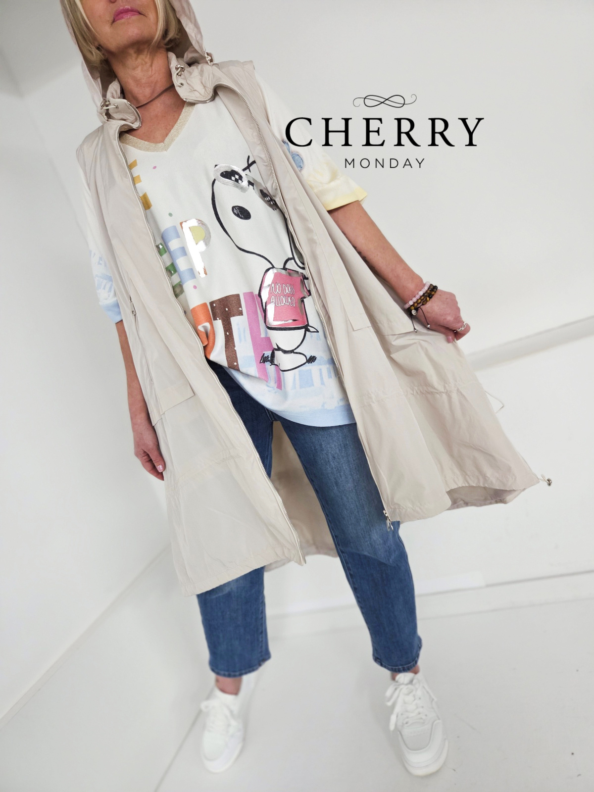 Modni brezrokavnik s kapuco