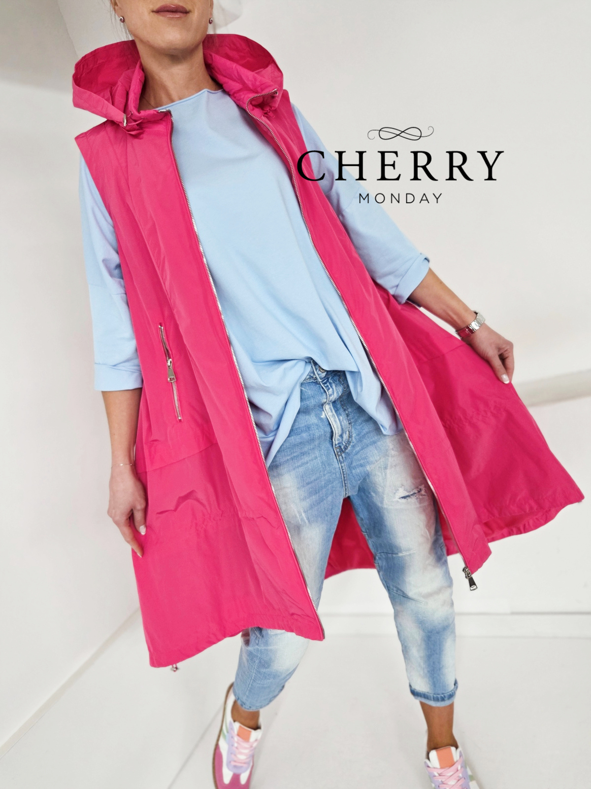 Modni brezrokavnik s kapuco