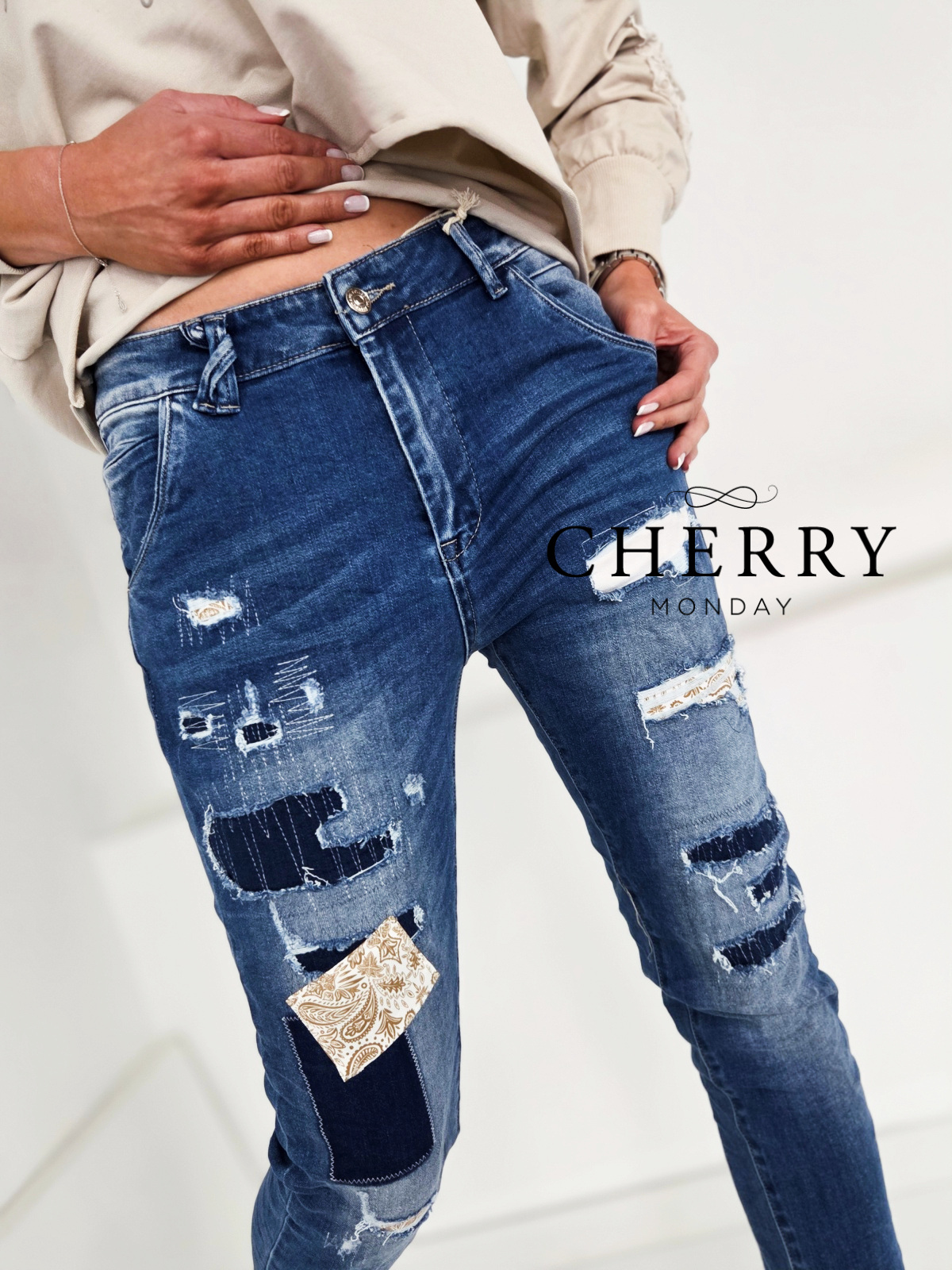 Jeans hlače z zaplatami