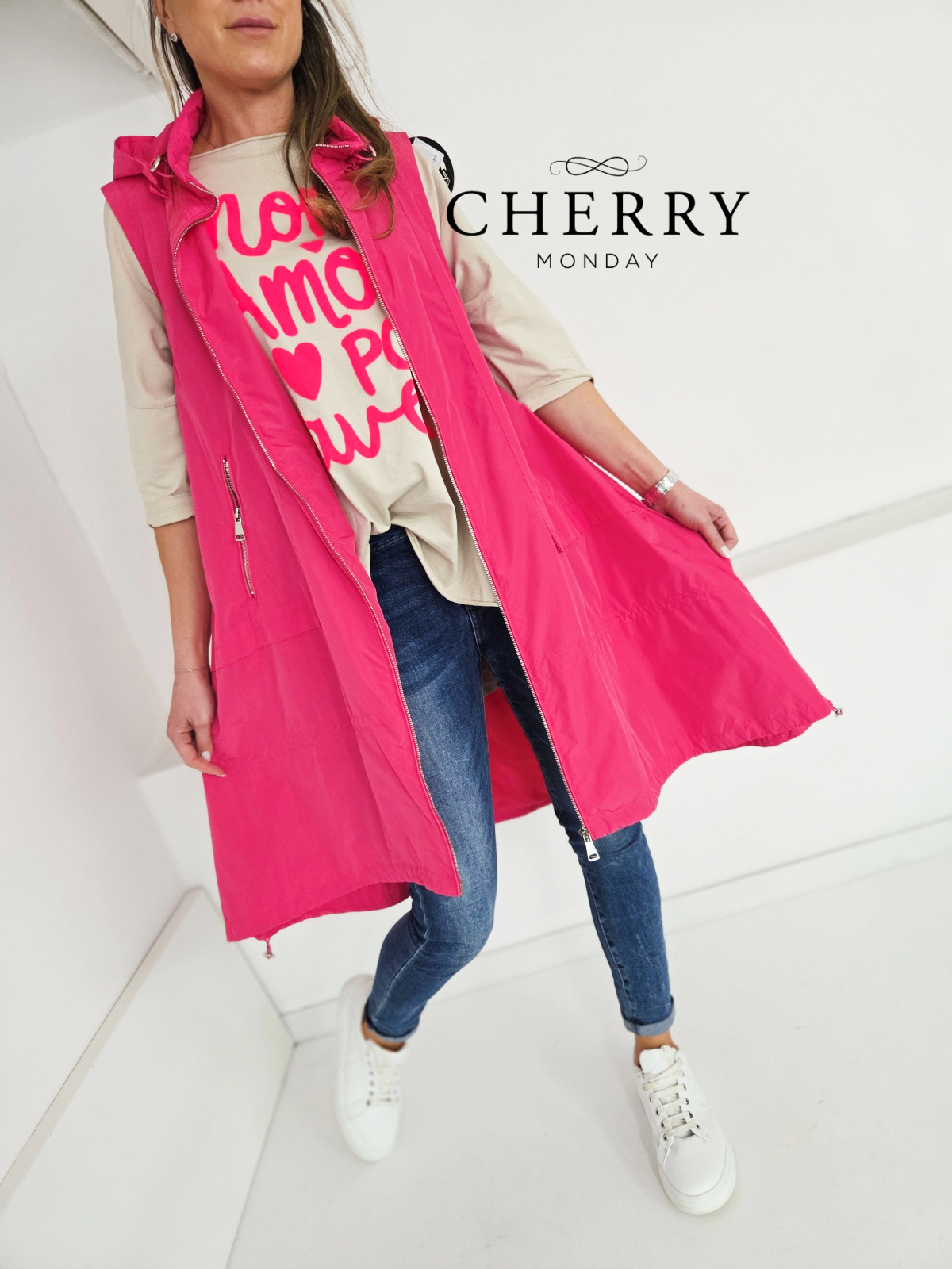 Modni brezrokavnik s kapuco