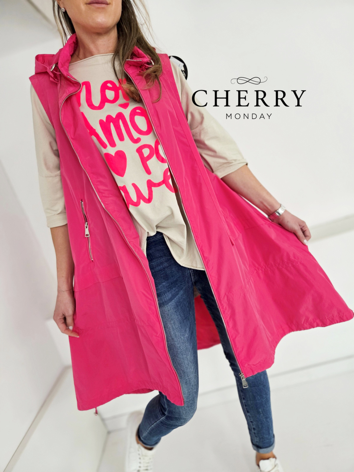 Modni brezrokavnik s kapuco