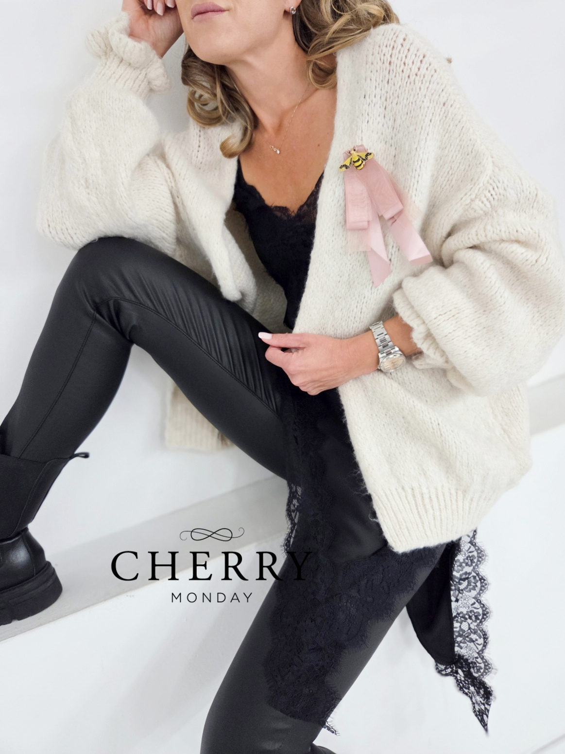 Broška roza pentlja s hroščem