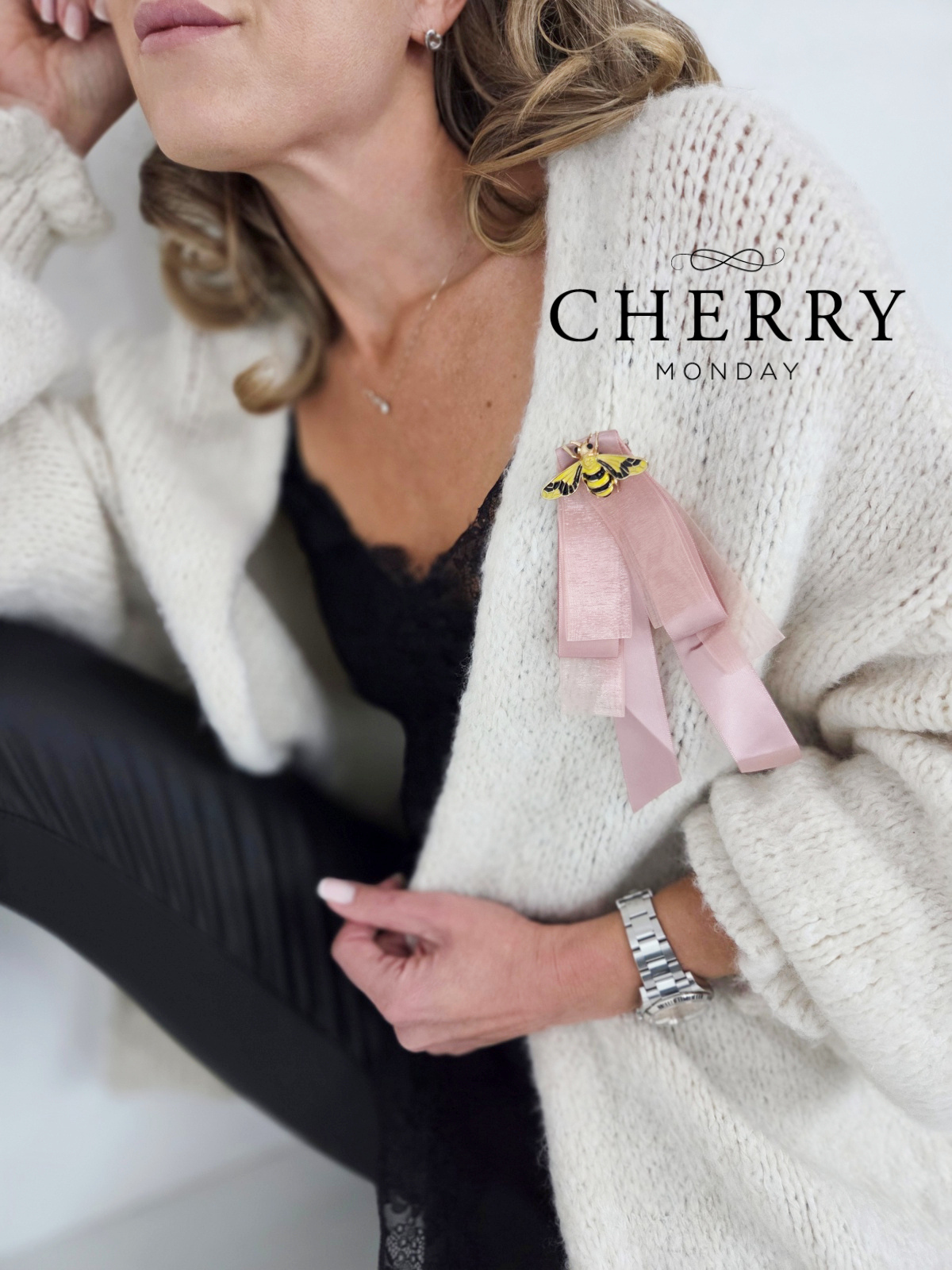 Broška roza pentlja s hroščem