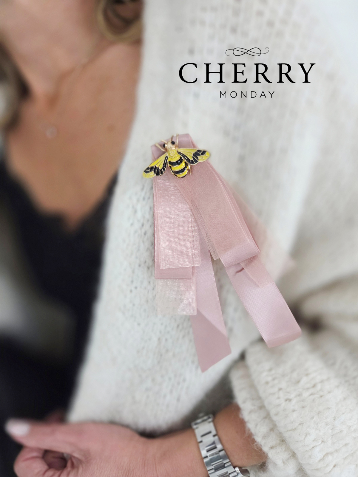 Broška roza pentlja s hroščem