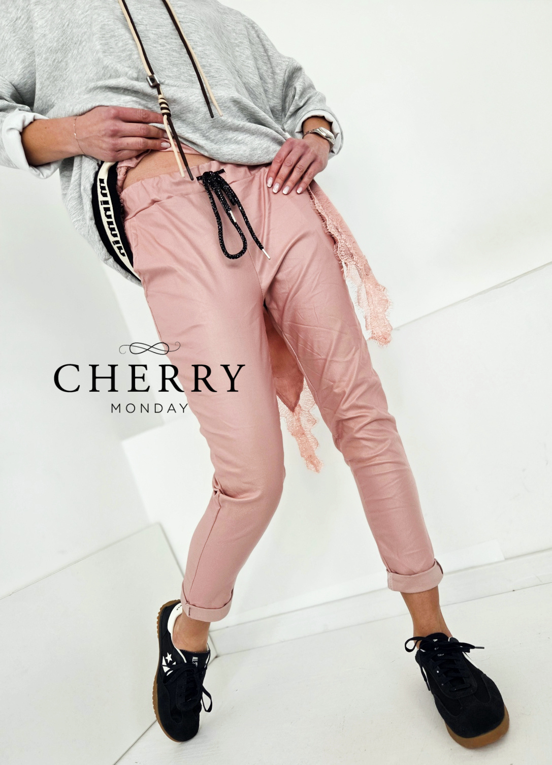 Hlače v videzu usnja