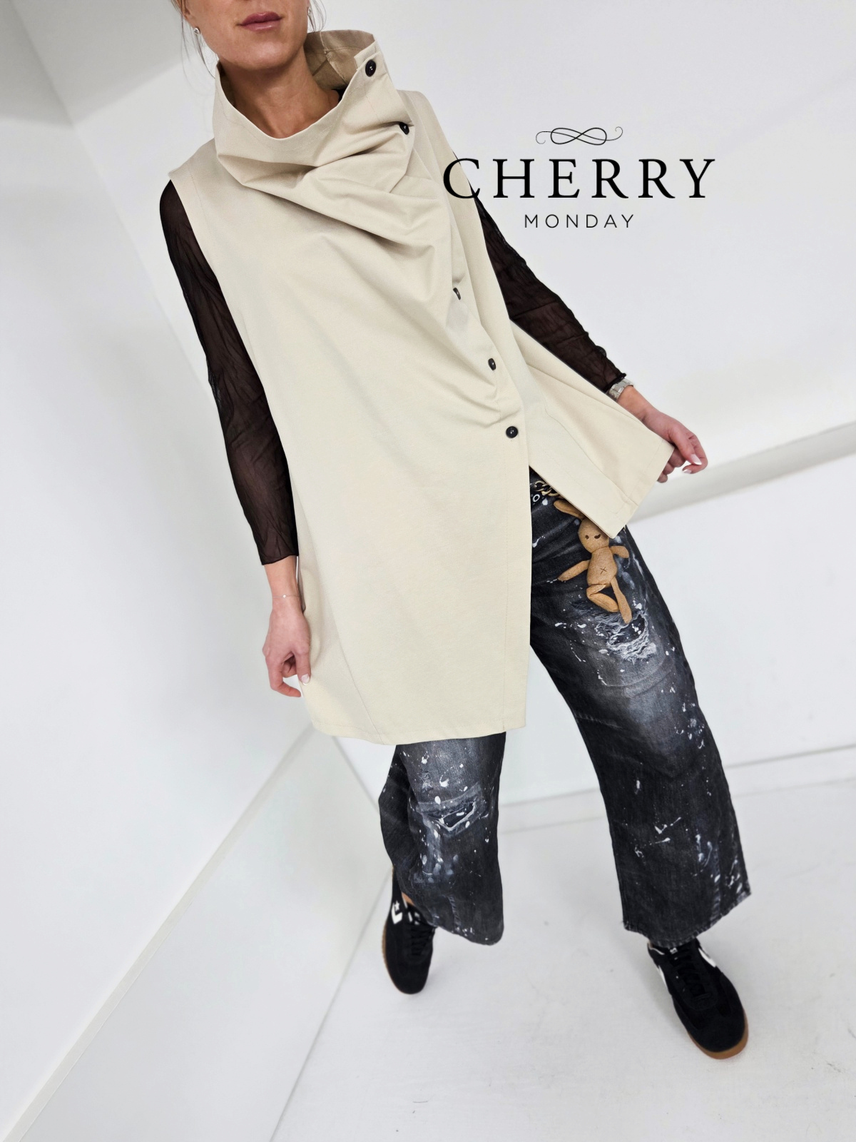 resize_20260209_110740 Urbane jeans hlače z zajčkom