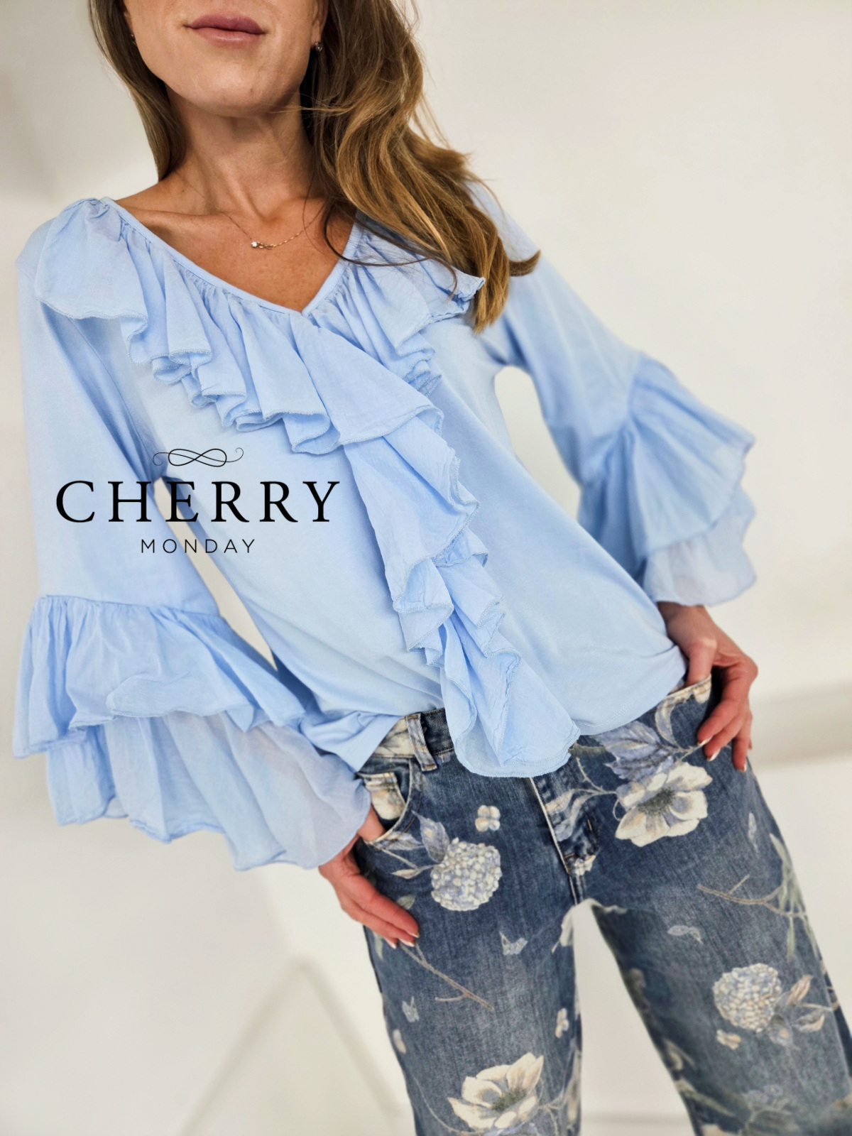 Elegantna majica z bogatimi volančki