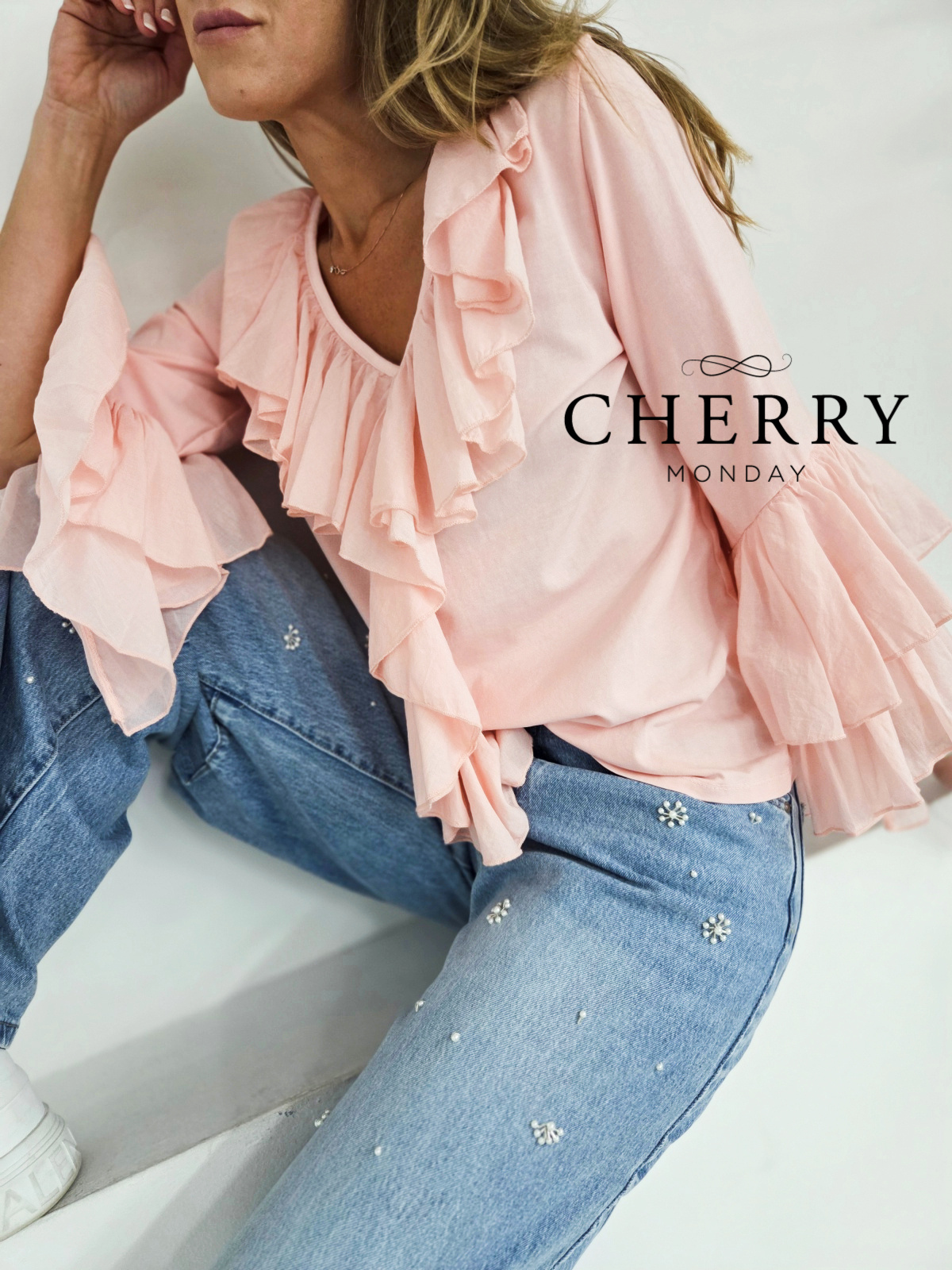 Elegantna majica z bogatimi volančki