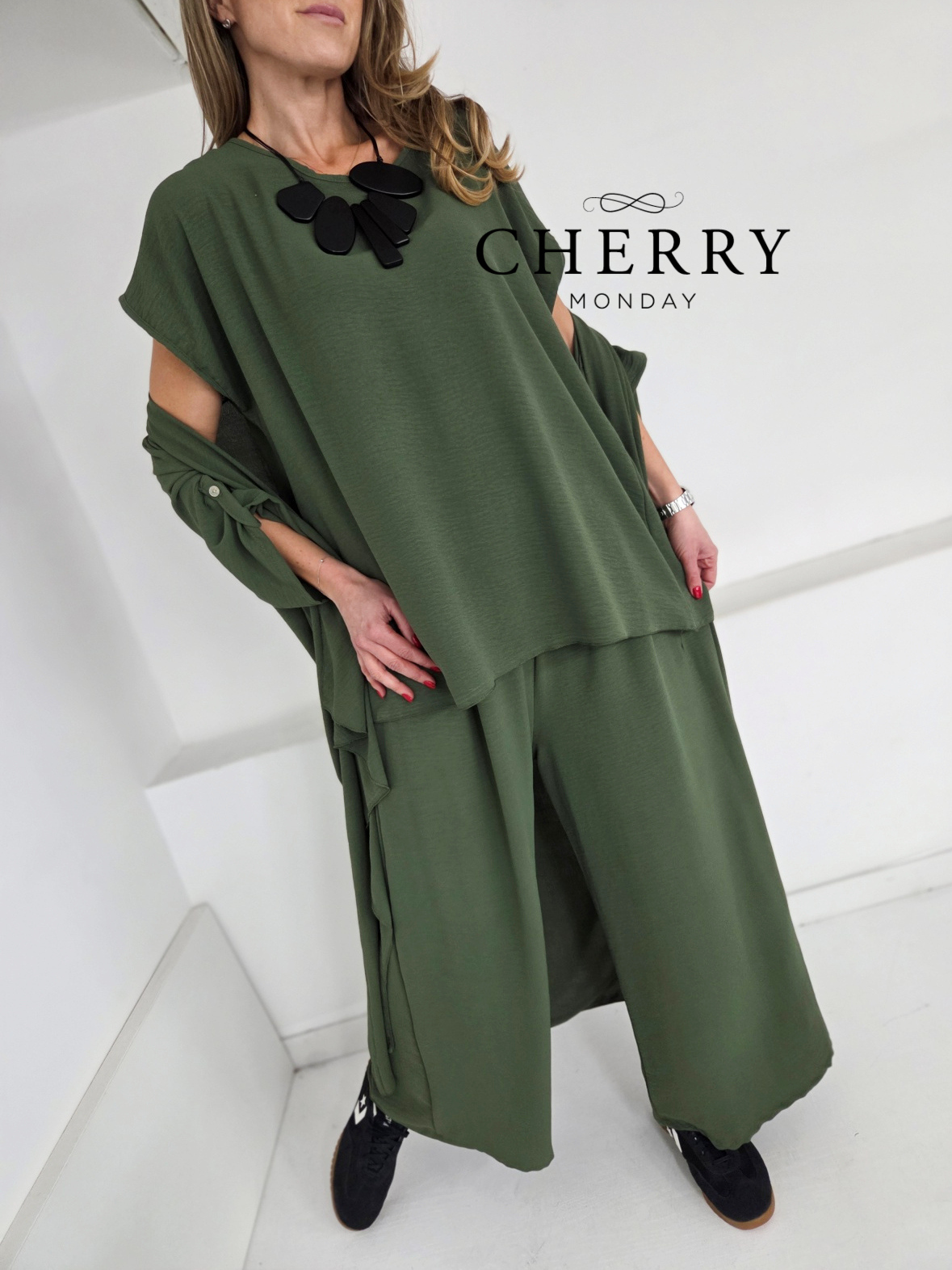 Lahkotni komplet majice, jope in hlač