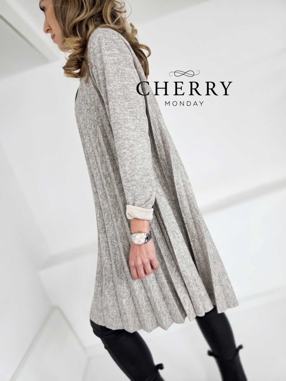 Svetleča plisirana obleka